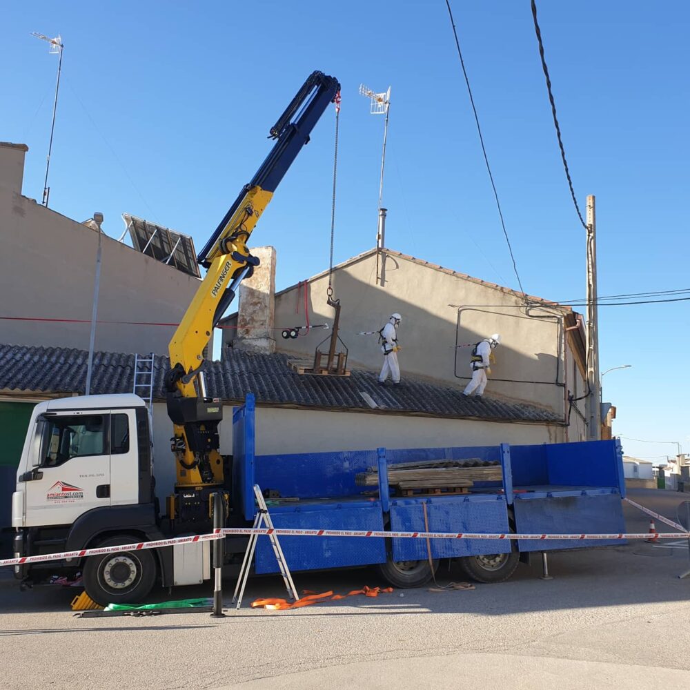 Servicio de alquiler de camión grúa Amiantost Albacete